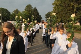 Dzieci komunijne na powiatanie Matki Bożej zabrały ze sobą białe róże, znak czystości i miłości. 