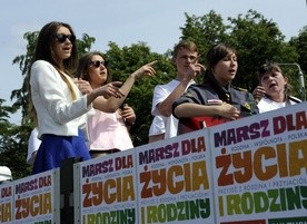 W radonym marszu ulicami Pułtuska pomagał gromki śpiew i muzyka