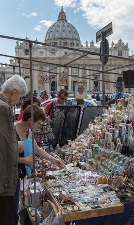 W sklepach koło Watykanu skonfiskowano 700 tys. dewocjonaliów i pamiątek