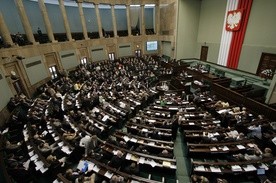 Sejm za pomysłem meldunku przez internet od 2018 r.