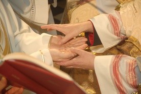 Namaszczenie dłoni nowo wyświęconego kapłana Krzyżmem świętym
