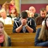 Więcej Polaków chodzi na Msze, mniej się modli