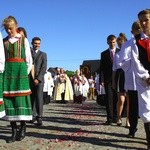 Zespół "Mali Karniewiacy" w procesji na powitanie obrazu Matki Bożej Częstochowskiej
