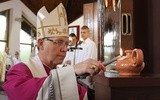 Bp Piotr Libera zapala kaganek wiary - diecezjalny symbol nawiedzenia obrazu Matki Bożej Częstochowskiej