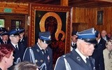 Strażacy wnoszą obraz nawiedzenia do kościoła parafialnego