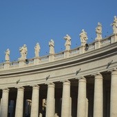 Zwieńczeniem słynnej kolumnady Berniniego są figury świętych. Plac św. Piotra w Watykanie