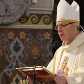 Bp Piotr Libera przewodniczy Mszy św. w płockiej bazylice katedralnej