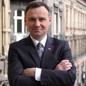 Sondaż CBOS: Polacy ufają prezydentowi