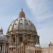 Papież obniżył pensje kardynałów i zwierzchników urzędów
