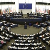 Parlament Europejski poparł zakaz plastikowych opakowań, słomek i sztućców