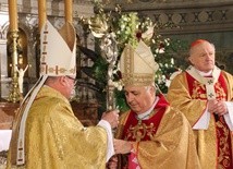 Abp Salvatore Pennacchio przekazuje pastorał nowemu biskupowi płockiemu Szymonowi Stułkowskiemu.