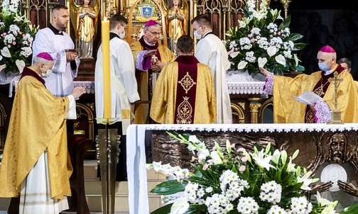 Biskup Jan Kopiec konsekrował krzyżmo oraz oleje chorych i katechumenów 