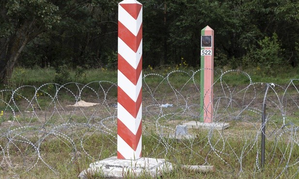 Białoruś: Zamaskowane osoby zniszczyły część płotu na granicy z Polską
