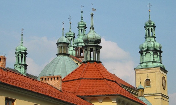 CBOS: Religijność Polaków stabilna, wzrost negatywnych ocen Kościoła