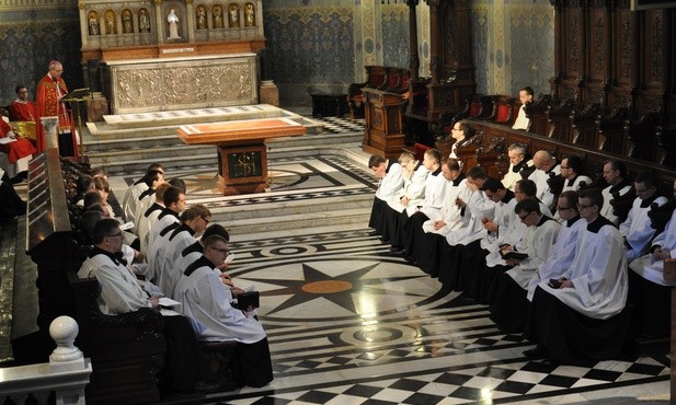 Porannej modlitwie Kościoła w Wielką Sobotę w płockiej katedrze przewodniczył bp Piotr Libera