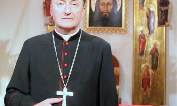  Biskup tarnowski Andrzej Jeż