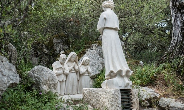 Kard. Tagle w Fatimie: Maryja nigdy nas nie opuści pośród ciemności wojny