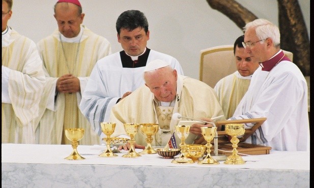 Kard. Dziwisz prosi o wspólną modlitwę w 15. rocznicę śmierci Jana Pawła II