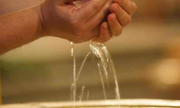 Woda chrztu daje życie wieczne