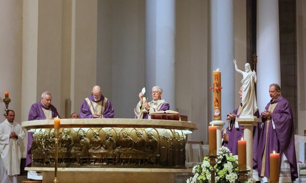 Abp Skworc modlił się za zmarłych katowickich biskupów i diecezjan