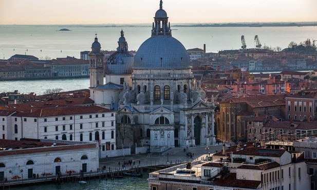 Rozpoczęła się instalacja barier chroniących bazylikę w Wenecji przed zalaniem