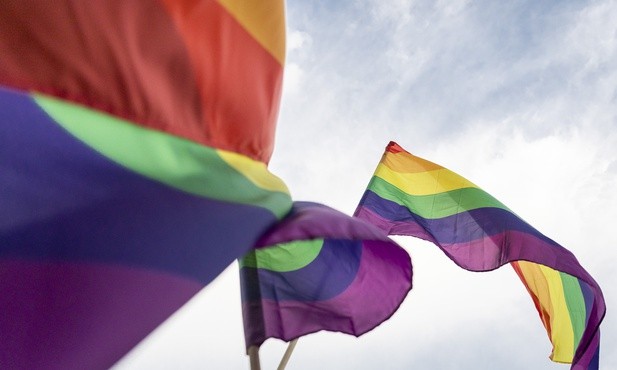 Hiszpania: Projekt ustawy Trans zrzuca na oskarżonego o dyskryminację obowiązek udowodnienia swojej niewinności