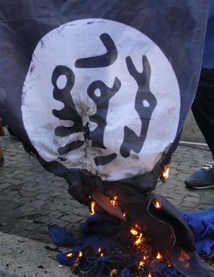 Flaga IS na miejscu uszkodzonej sieci trakcyjnej w Berlinie