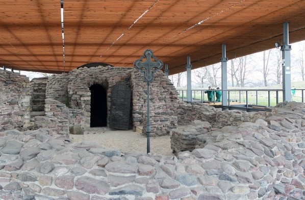 Ostrów Lednicki. Ruiny palatium i kaplicy z babtysterium 