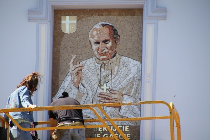 Mozaika papieska w oknie domu biskupiego w Płocku