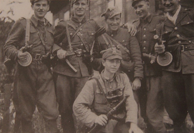 Józef Bandzo „Jastrząb” (pierwszy z lewej) i przyjaciele z partyzantki