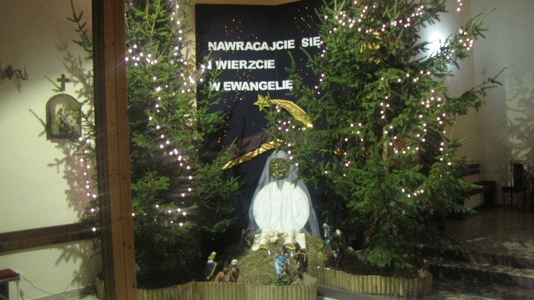 Przasnysz. Bożonarodzeniowa szopka w kościele parafii pw. Chrystusa Zbawiciela