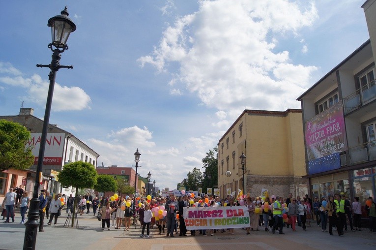 Około tysiąca osób wzięło udział w marszu, który przeszedł tradycyjną trasą sprzed Fary na Plac Jana Pawła II