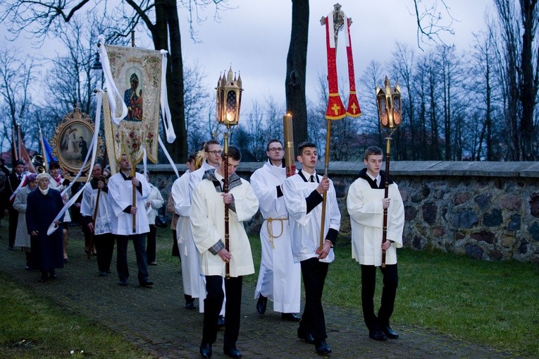 Procesja rezurekcyjna w parafii św. Wojciecha w Przasnyszu