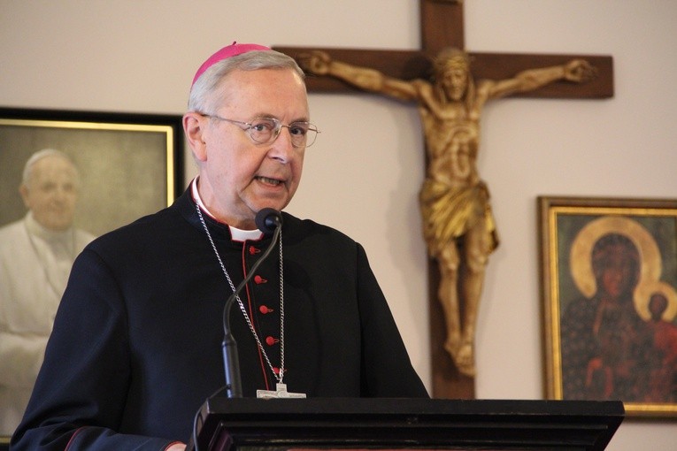 Biskupi: To wiedza każe bronić życia