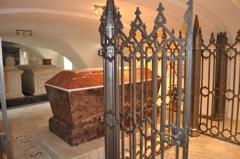Sarkofag bp. Adama Krasińskiego w kryptach rodu Krasińskich w kościele parafialnym w Krasnem