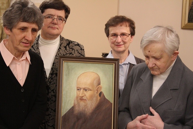 S. Genowefa Nowak (pierwsza od prawej) ze wspólnotą sióstr służek, z którą spędziła ostatnie lata życia