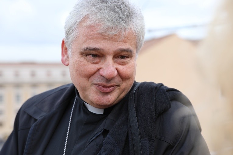 Kardynał Krajewski otworzył swój kościół tytularny dla ubogich
