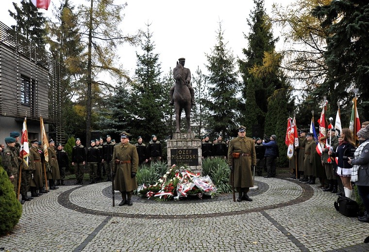 Uroczystości patriotyczne przy pomniku marszałka w Pułtusku