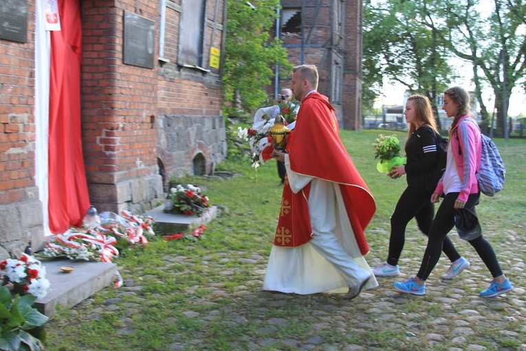 Ks. Mateusz Molak, przewodnik pieszej pielgrzymki, złożył kwiaty i płonący znicz pod ścianą budynku byłego obozu koncentracyjnego. Towarzyszyła mu młodzież z Żuromina i Modlina