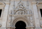Włochy Tolentino 23 06 2025
Bazylika San Nicola Świętego Mikołaja.. Nad  wejściem płaskorzeźba Madonna z Dzieciątkiem, po jej prawej stronie stoi św. Augustyn, a po lewej – patron bazyliki, Mikołaj z Tolentino, pierwszy augustiański święty
FOTO:HENRYK PRZONDZIONO /FOTO GOŚĆ