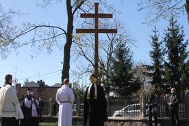 Krzyż morowy poświęcił biskup Mirosław Milewski.