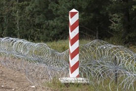 "Białoruscy żołnierze za obozowiskiem rozłożyli siatki maskujące"