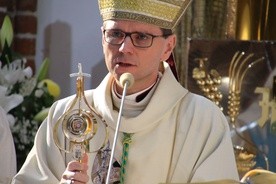 Mszy św. przewodniczył i homilię wygłosił, a także sztandar poświęcił bp Mirosław Milewski. 