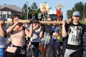 Pątnicy z diecezji ełckiej wędrują na Jasną Górę z repliką krzyża Światowych Dni Młodzieży