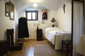 Tak mogła wyglądać cela św. siostry Faustyny w Płocku.