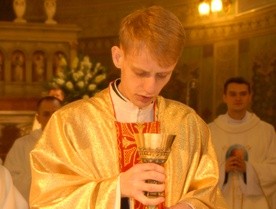 Ks. Piotr Błoński w czasie Mszy św. z udzieleniem święceń kapłańskich w płockiej katedrze, na trzy tygodnie przed śmiercią. Miał 25 lat.