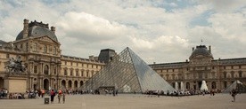 Paryż, Luwr. Ze współczesną piramidą