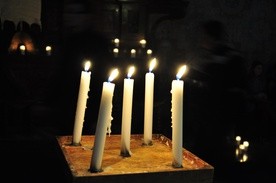 Zapalone świece w ciemnej bazylice katedralnej tworzą nastrój kontemplacji podczas tego festiwalu