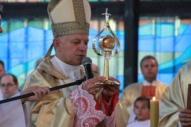 Były papieski sekretarz wprowadził relikwie świętego