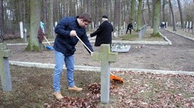 Młodzież porządkuje miejsca pamięci narodowej z czasów II wojny światowej w lesie k. Ościsłowa